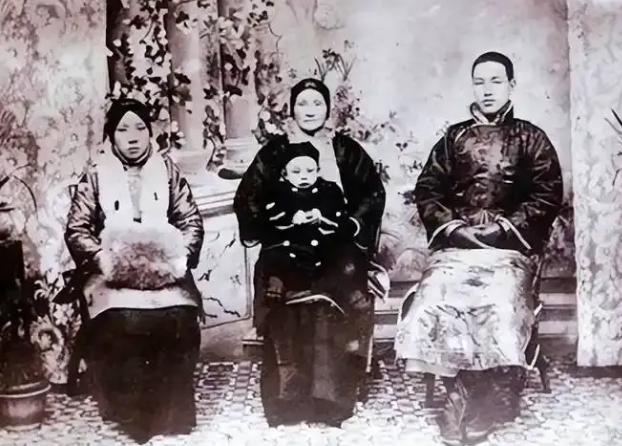 1901年冬，14岁的蒋介石和19岁的毛福梅拜堂成亲，主婚人刚喊完“送入洞房”，