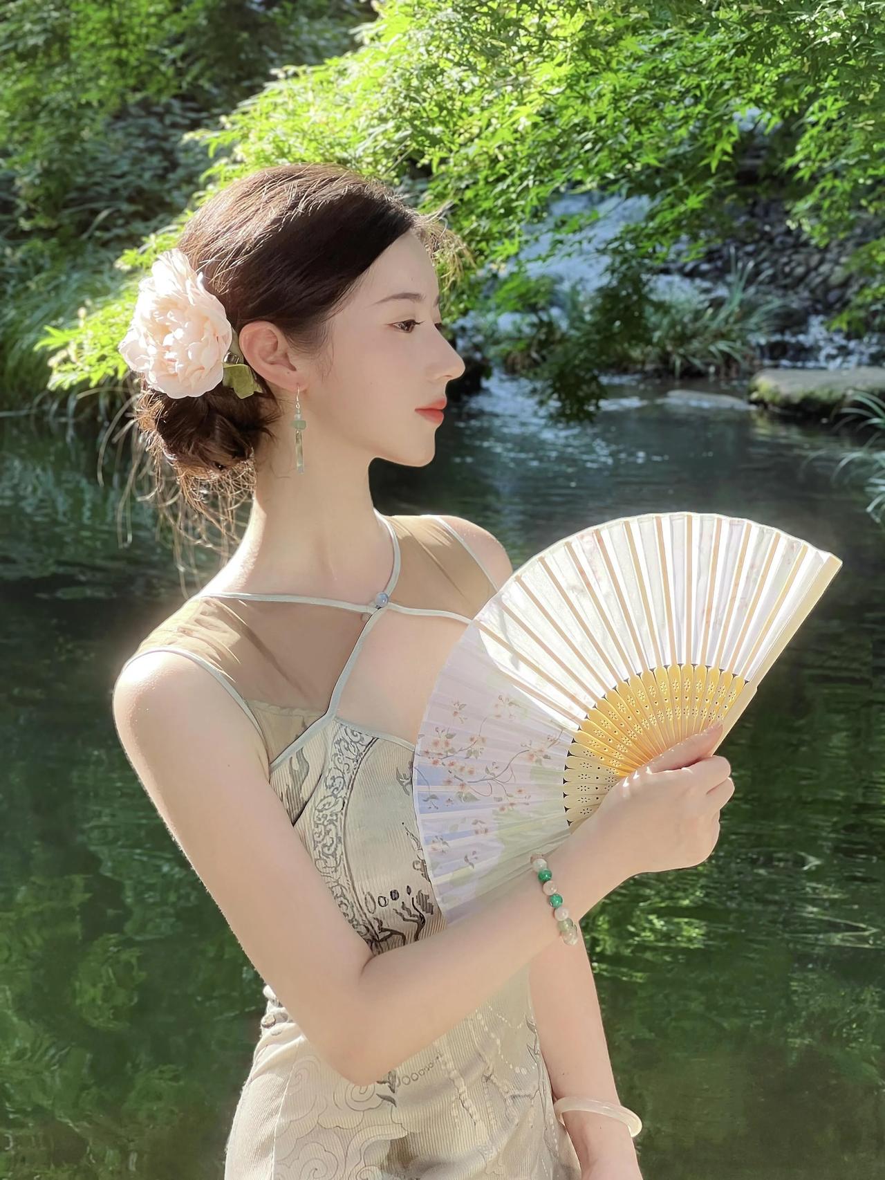 水边美人持扇立花影摇曳入画来湖边国风美人旗袍美女