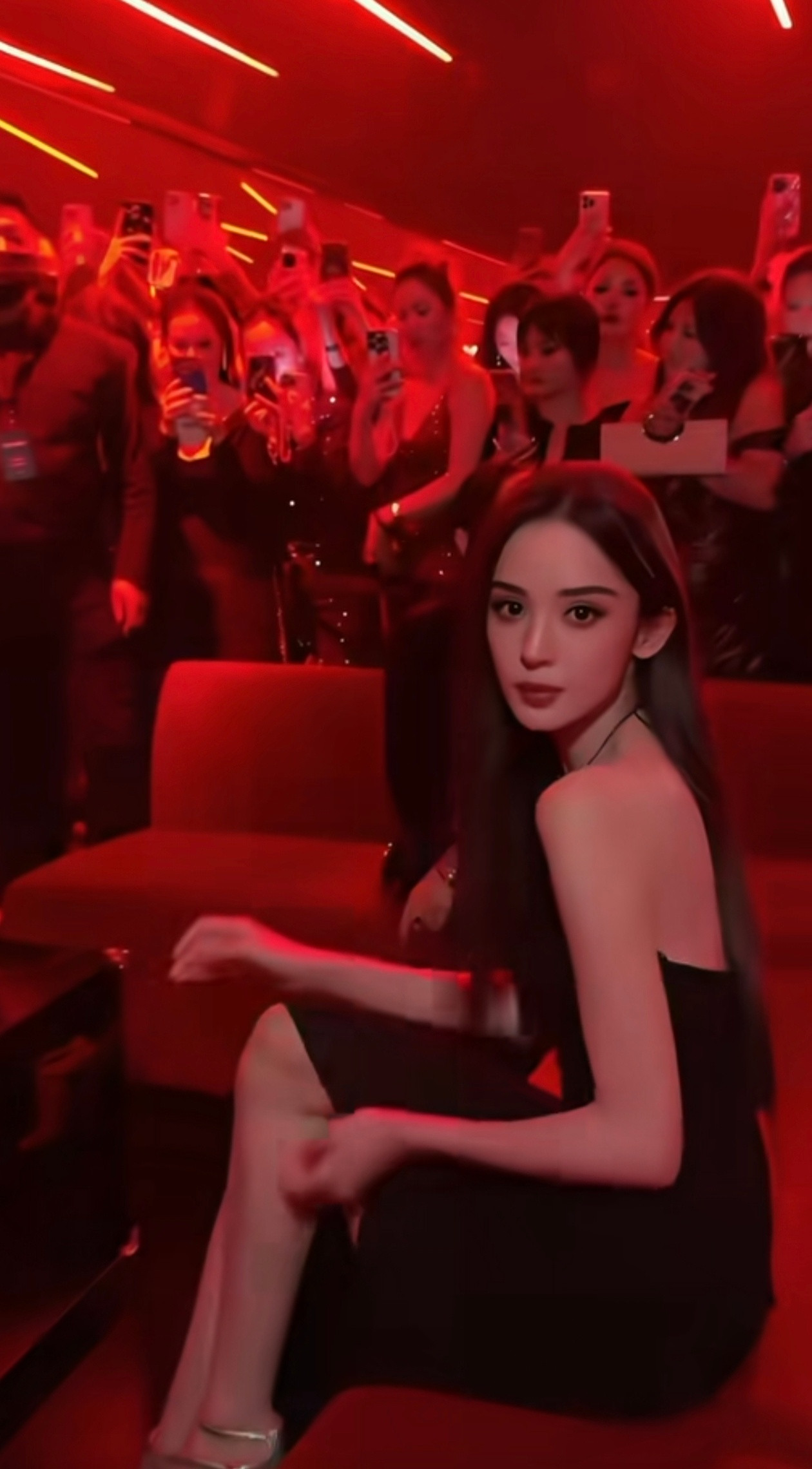 好美的两张脸，真的低估蔡文静的颜值了，在古力娜扎旁边居然一点不逊色