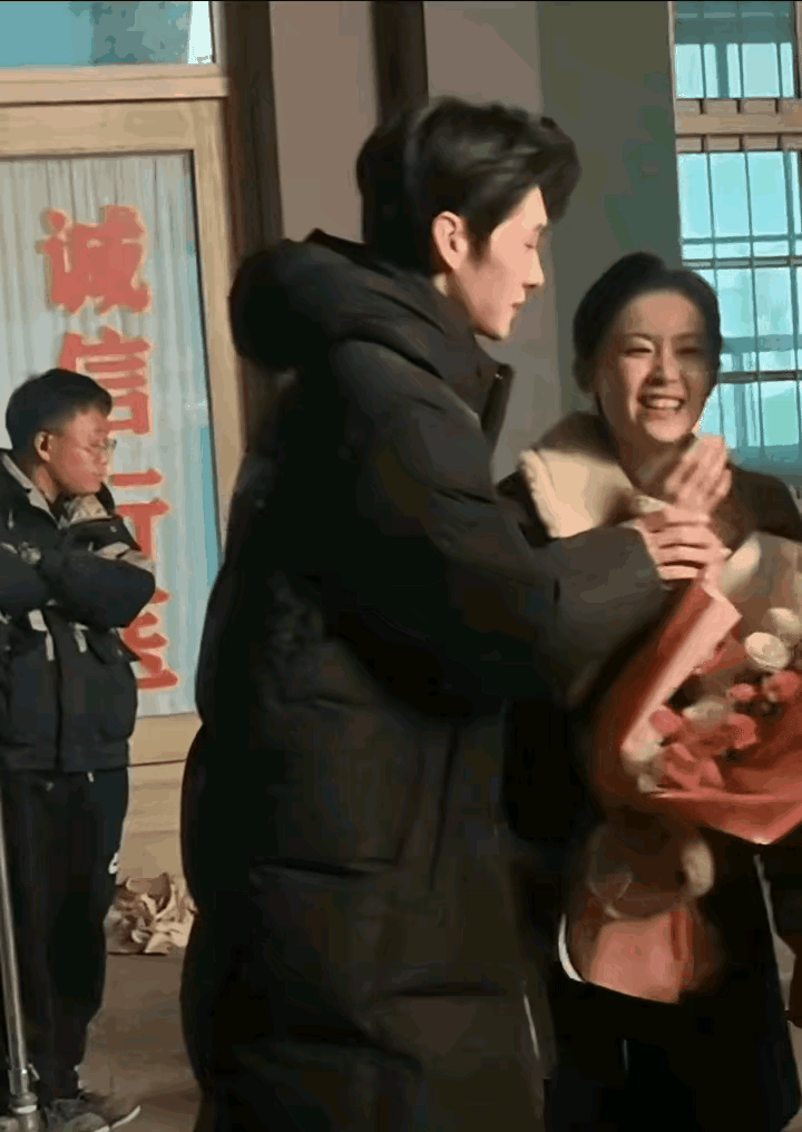 戏剧杀青了，还这样抱着，女生明显一脸不愿意，这男演员太过分了。