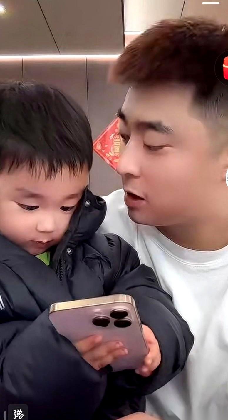 说真的，孩子看亲爹的眼神，居然是陌生的。就那一瞬间，我给看破防了。妈妈开老远