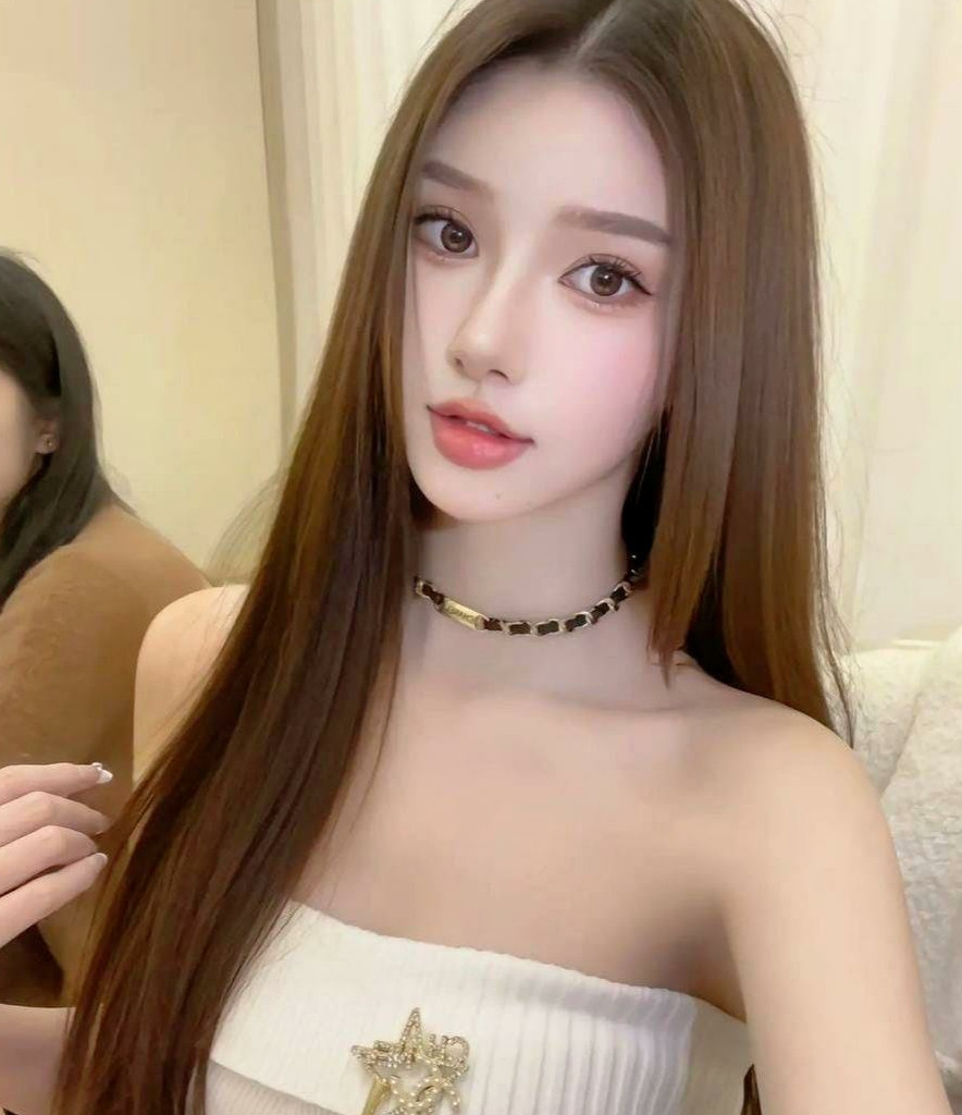 媳妇去旅行，她表姐让我帮忙挑晚礼服。