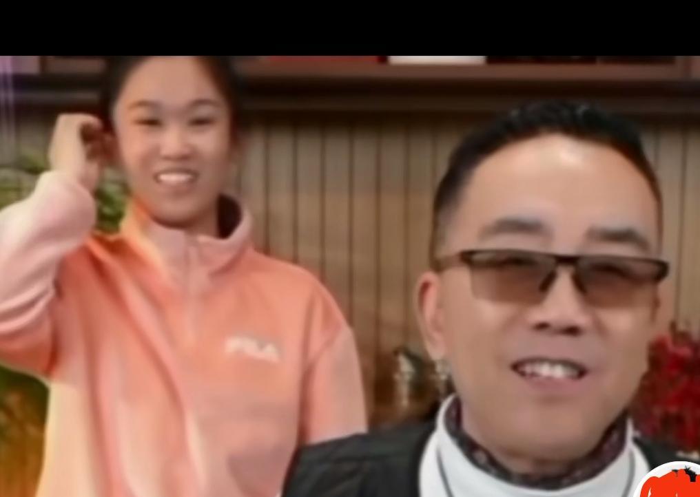 直播镜头怼脸。杨议嘴角一扯：“祝二哥生日快……”话卡在半空，像把没出鞘的刀。