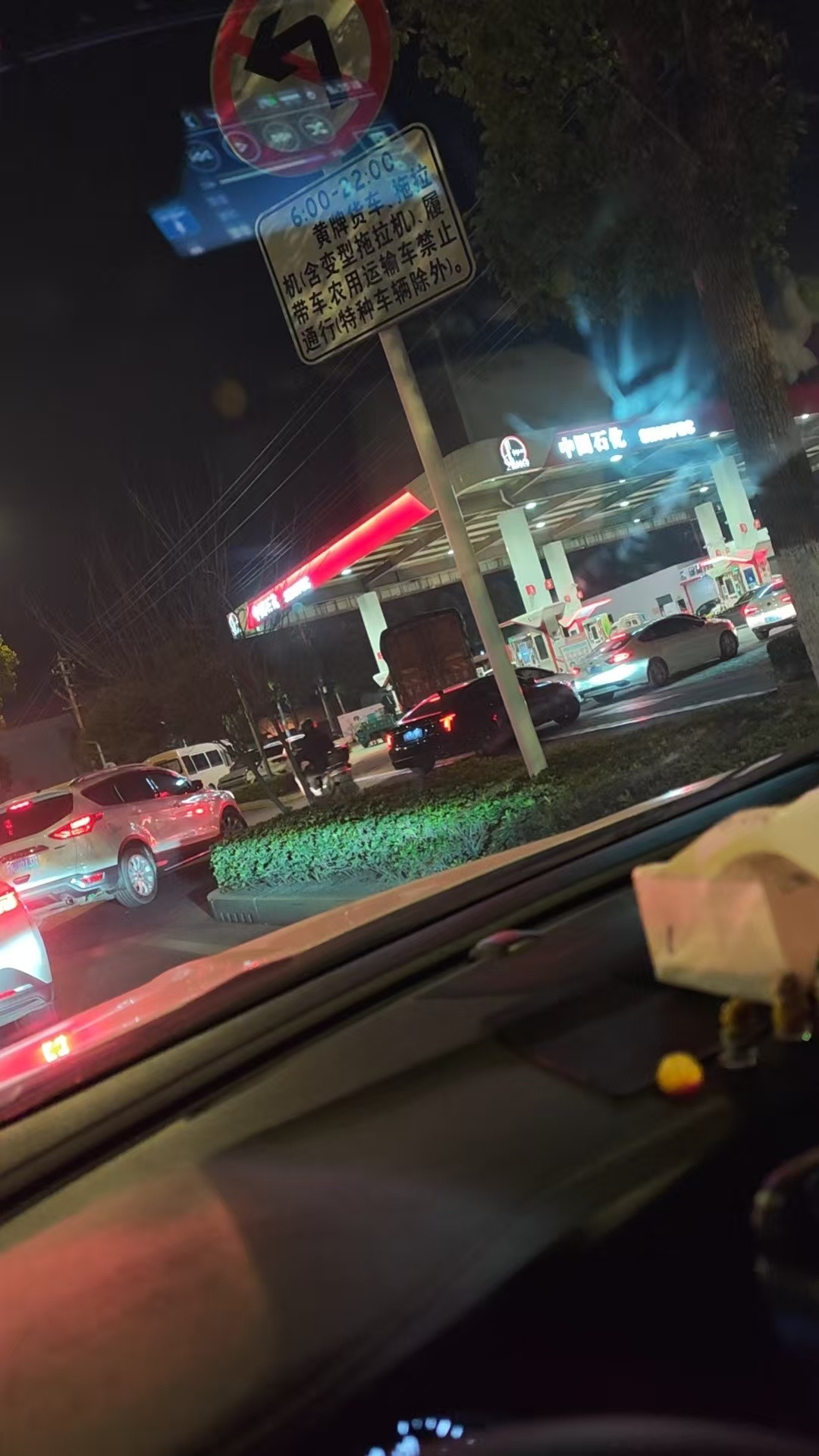 ▲昨天加油排队排了半小时，油价一下子涨了6毛，扛不住