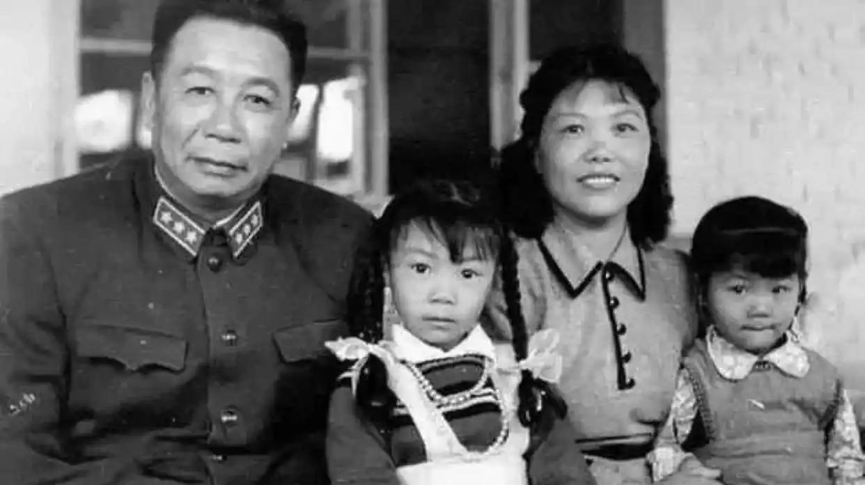 上世纪80年代的一天，陈士榘将军受邀，参加一次老红军的聚会。期间，他遇到了老战友