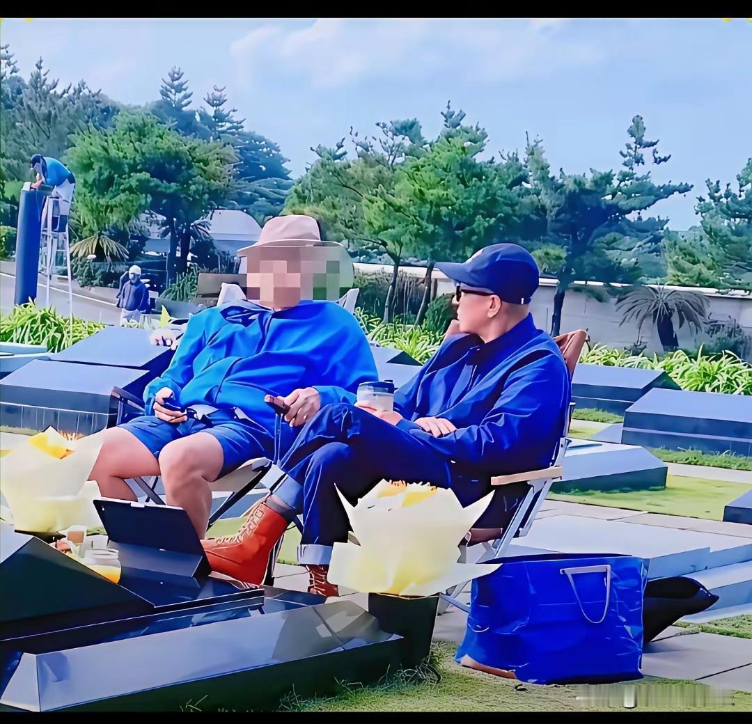 具俊晔墓地陪伴！具俊晔在‌金宝山墓地休闲着装，穿红色靴子翘着二郎腿。携