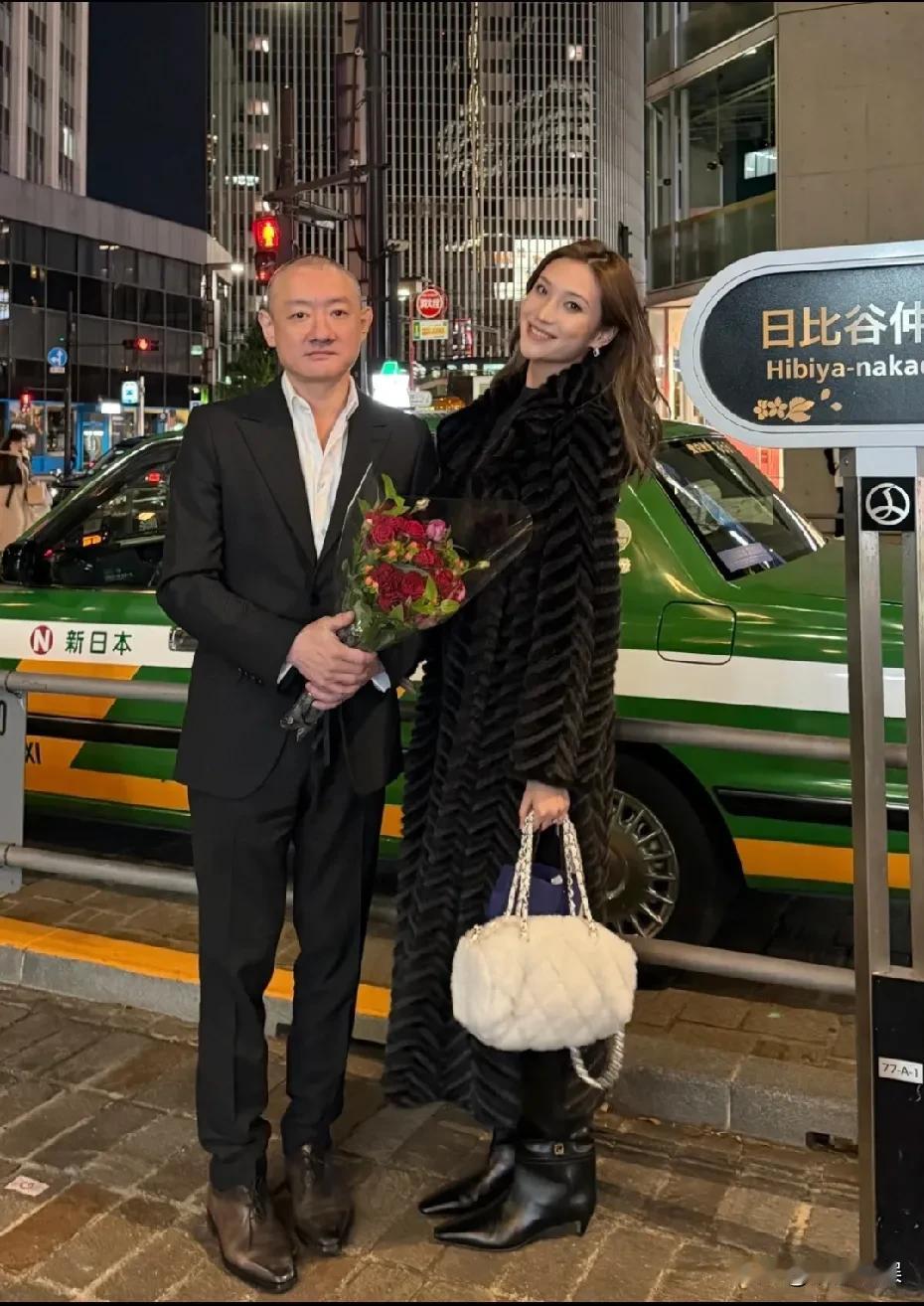 京城四少之一的汪雨，和妻子崔璨在上海街头同框，郎才女貌，很亮眼！老婆崔璨是旅游