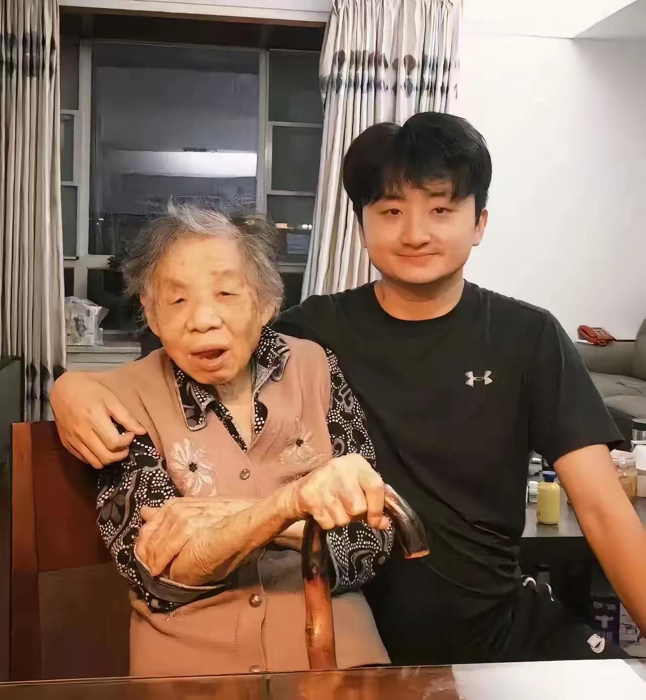 笑死了！一大学生放假在家无所事事，父亲干脆安排他去照顾97岁的奶奶，还按天发工资