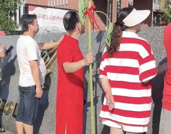 家长穿着旗袍送考，孩子就能考的更好吗？不知道从什么时候开始，妈妈穿旗袍送考，就成