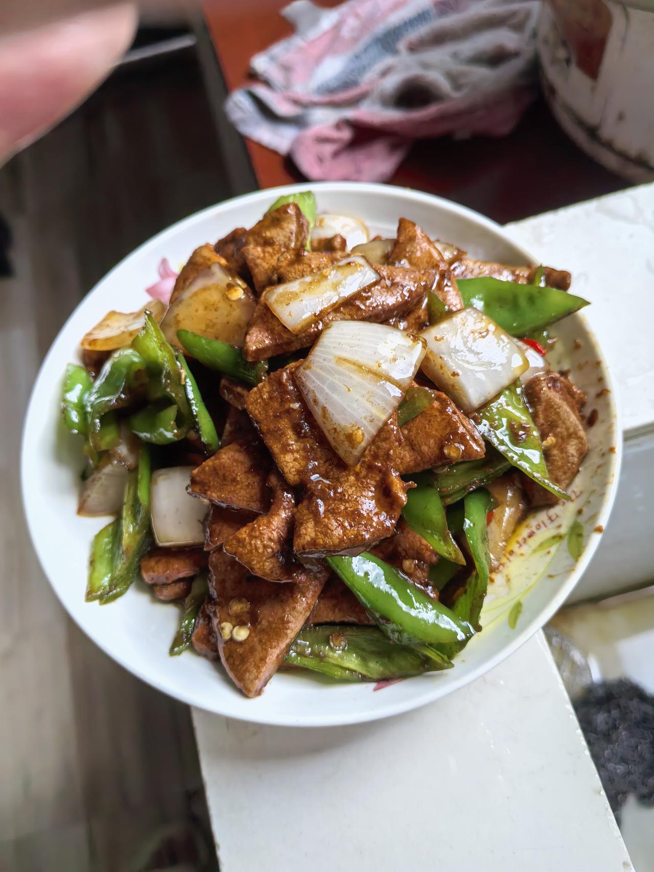 忙完后厨的烟火，下班回家只想给老婆露一手家常味～简单整俩硬菜，配着小酒唠唠嗑，