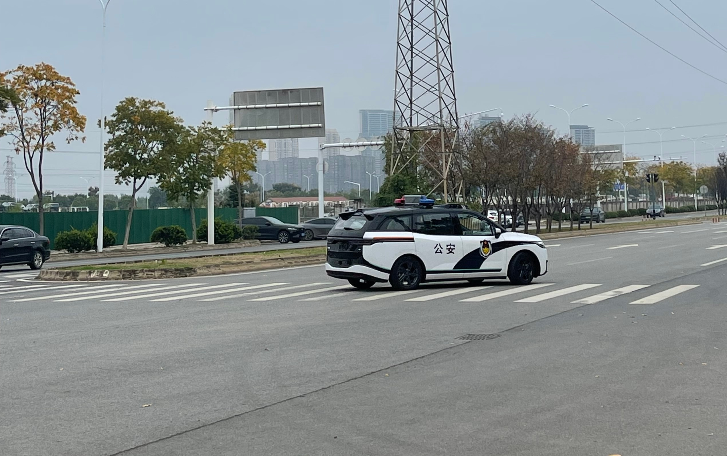 Robotaxi版的警车？会有哪些特别功能？​​​