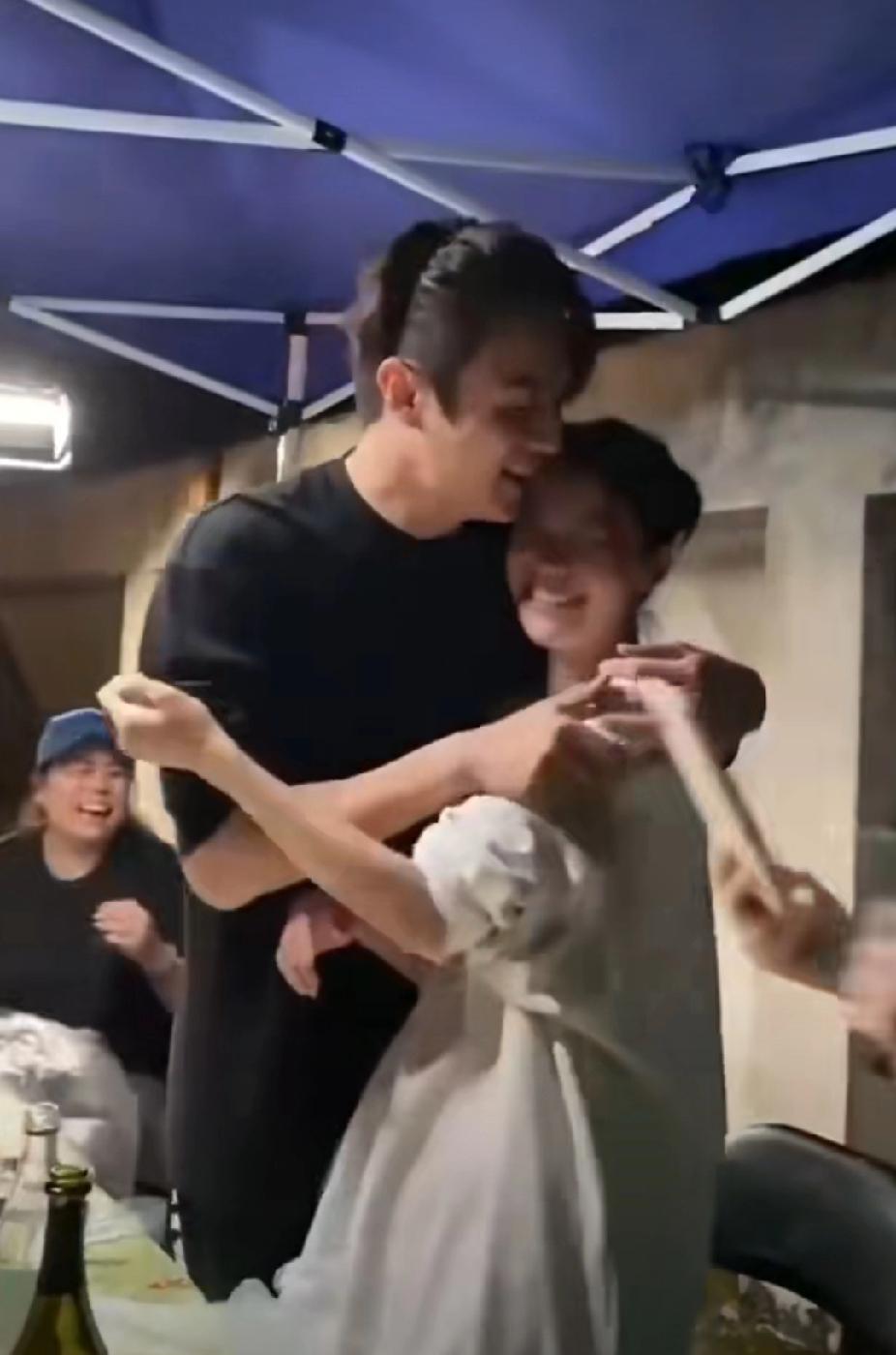 网友的“扒料”能力果然厉害，一段许凯与女演员搂抱的视频被曝光。从画面来看，不少网