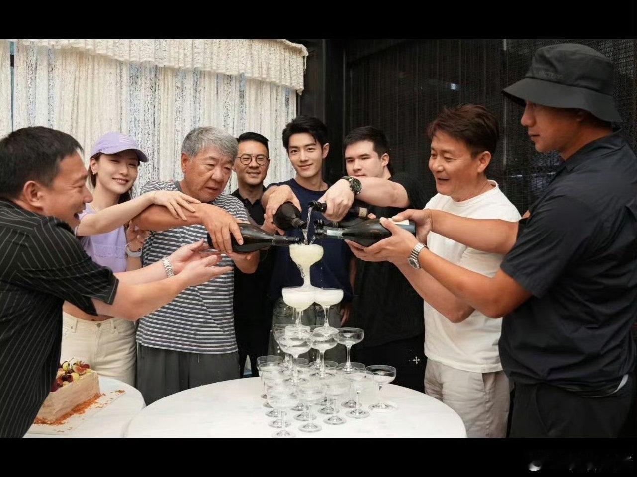 藏海传庆功宴合照藏海传庆功宴上的肖战藏海传庆功宴合照来了，肖战好帅​​​