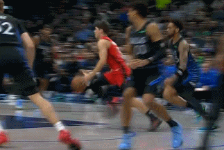 火箭新星谢泼德单手劈扣！北京时间12月7日，火箭与独行侠的比赛来到首节3分15