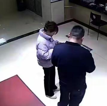 “人能闯多大的祸？”湖北武汉，女子同学聚会，喝的有点多，打车回家，错把18元付成