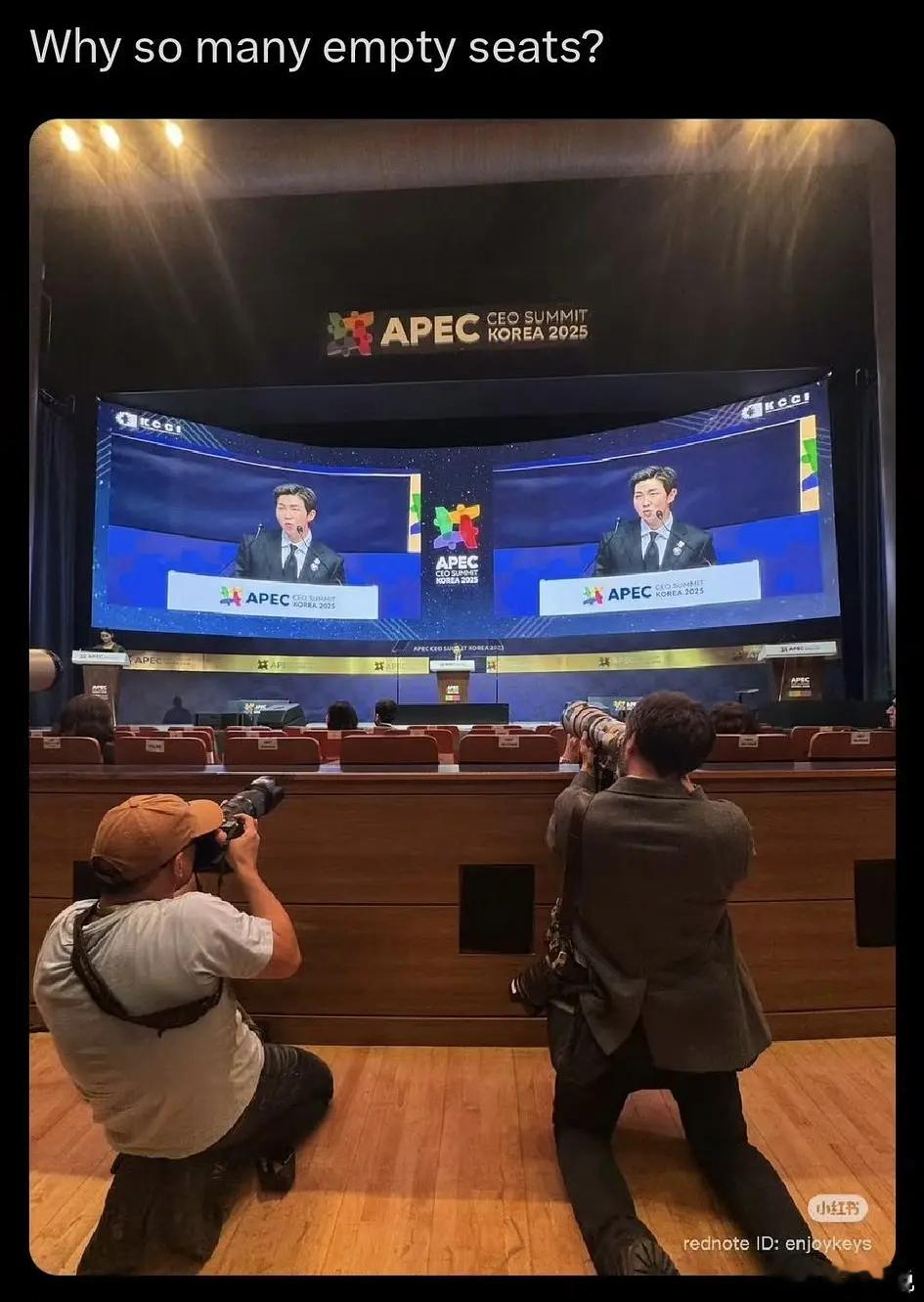 韩娱史诗级丢人，金南俊自费去APEC演讲现场贴金，结果现场座位几乎全空。回去就换