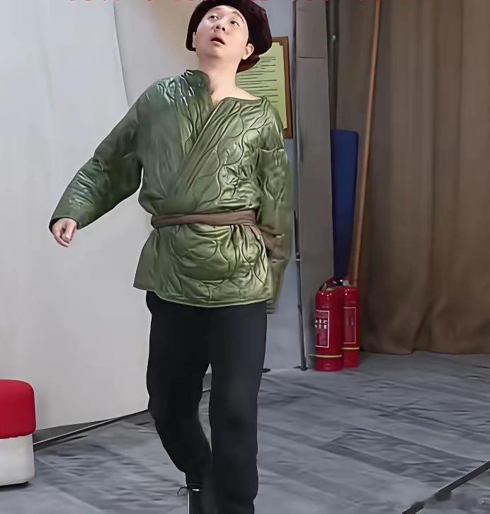 看了陈佩斯儿子的模仿，时间好像回到了小时候的那场春晚～