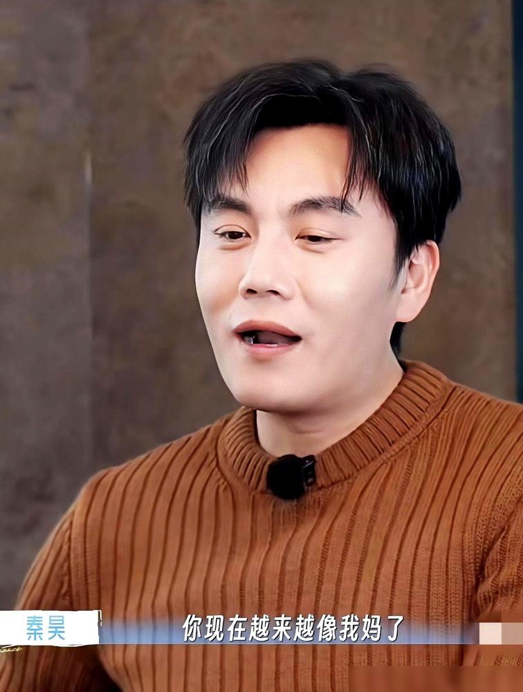 别再同情伊能静了。我告诉你，秦昊那张写满疲惫的冷脸，恰恰是这段婚姻能熬过十年的唯