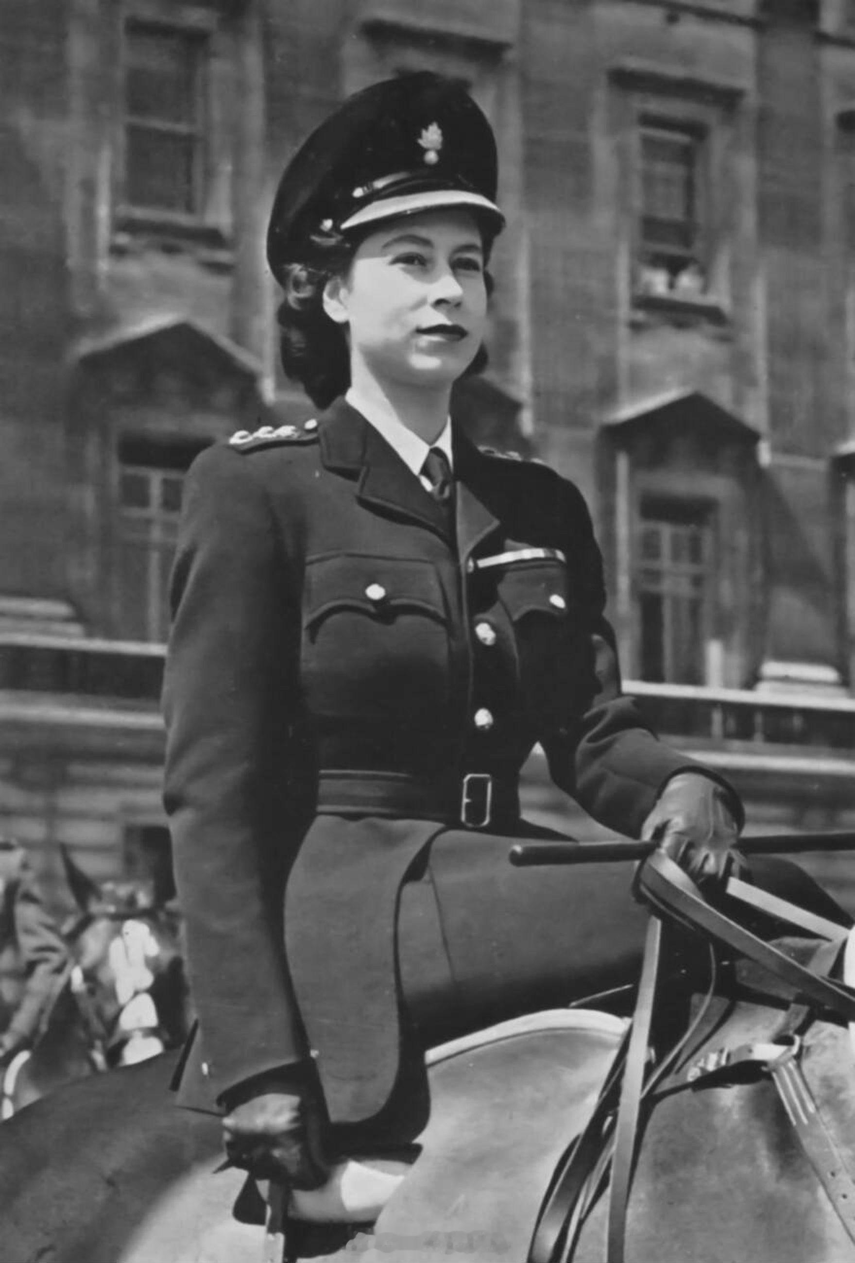 英国王室那些年，伊丽莎白二世女王生前穿过的掷弹兵卫团军装💂🏻♀️和那著名