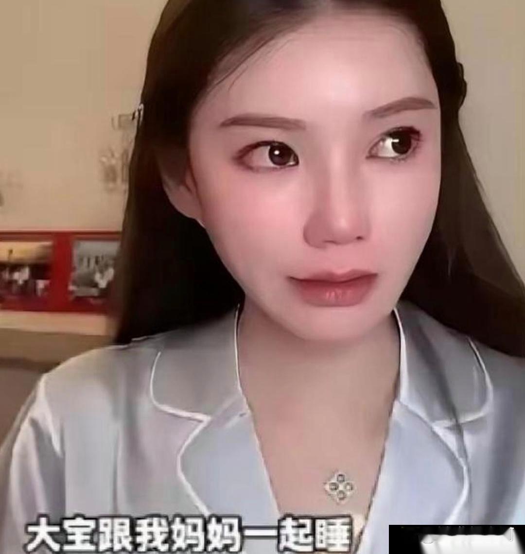 马筱梅在直播里讲，小玥儿心里有创伤，夜里常哭。亲外婆S妈特意搬过去陪睡了半个月。