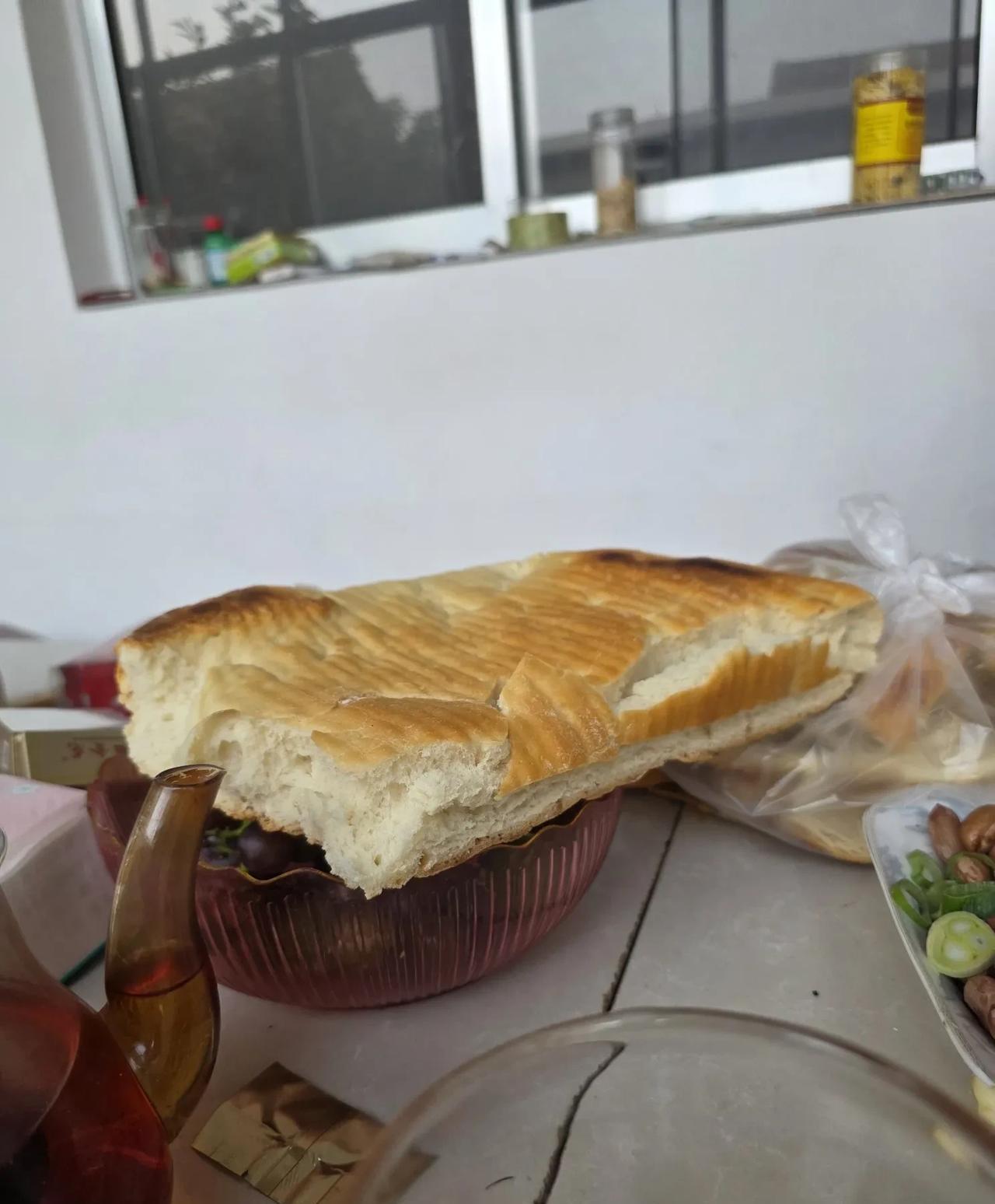 晚饭吃的六家饭……南邻二奶奶烙了一张大饼，一掰两半，送给我和老娘一半，送过来时