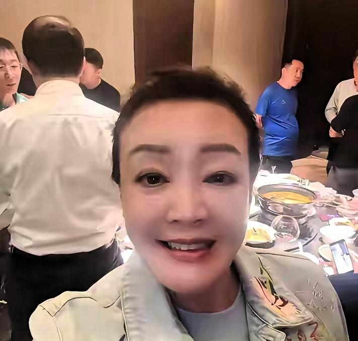 兰姐生日，家人在忙，别老误会了网上说筱梅没来，大家就说她没诚意，直播都澄清了，