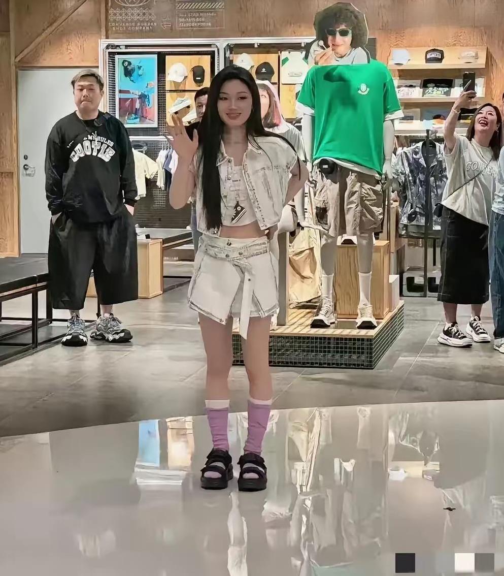 我天！这真的是单依纯吗？个头也太矮了吧，打扮的也有些廉价……没想到，现实里的女