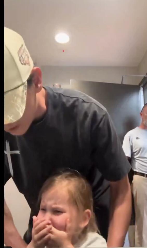 【一位父亲在公路旅行中带着两个年幼的女儿进入一个空荡荡的女厕所，因为她们需要上厕
