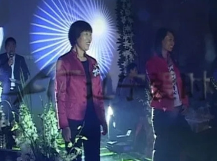 1991年，赵本山向原配妻子葛淑珍提出离婚，葛淑珍知道留不住他，便说：离就离吧，