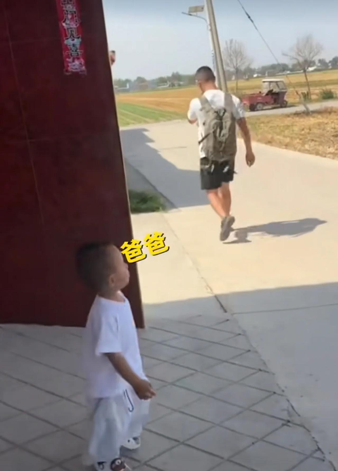 泪目！军人爸爸休假归队，2岁萌娃跌跌撞撞追了又追，硬汉爸爸一步三回头，转身红了眼