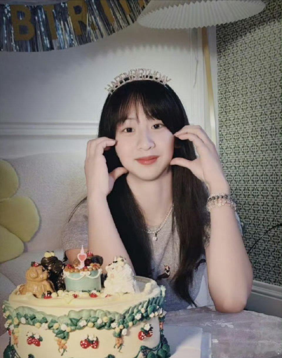 森碟17岁生日照太美了吧，下巴菱缩矫正一年后，再看脱胎换骨，这个年纪的小女孩美到
