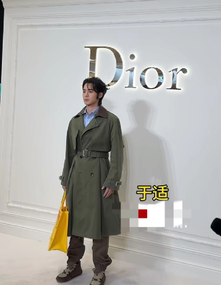 就这个于适爽！驾驭这种颜色的风衣轻而易举的帅，秒杀一众