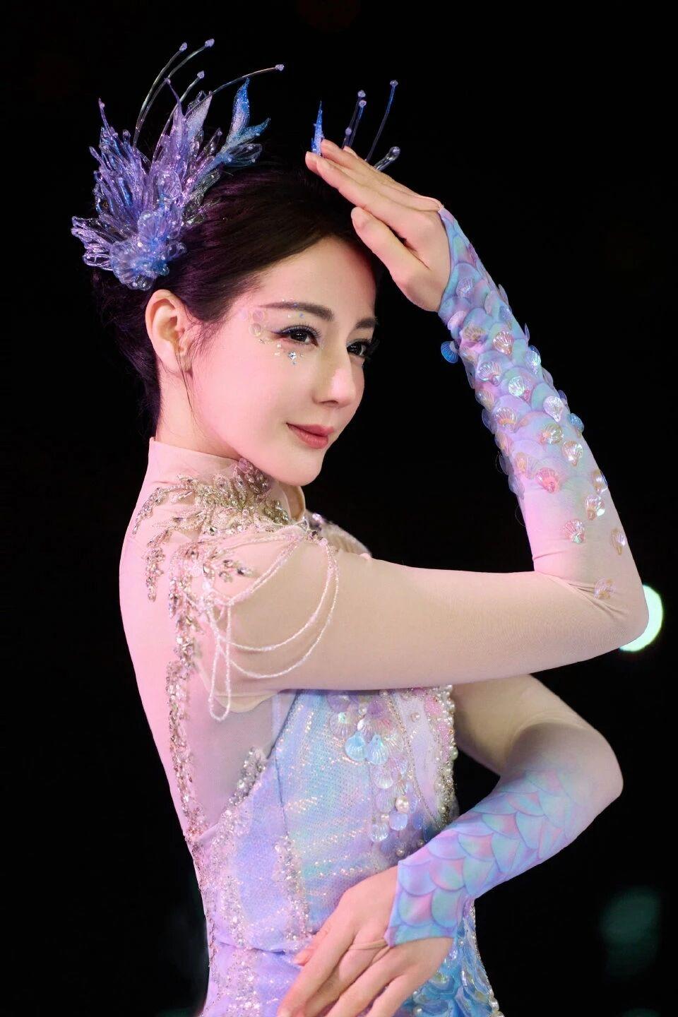 看不够，根本看不够，春晚宜宾会场迪丽热巴一出场即爆，太美了，美到移不开眼，美到失