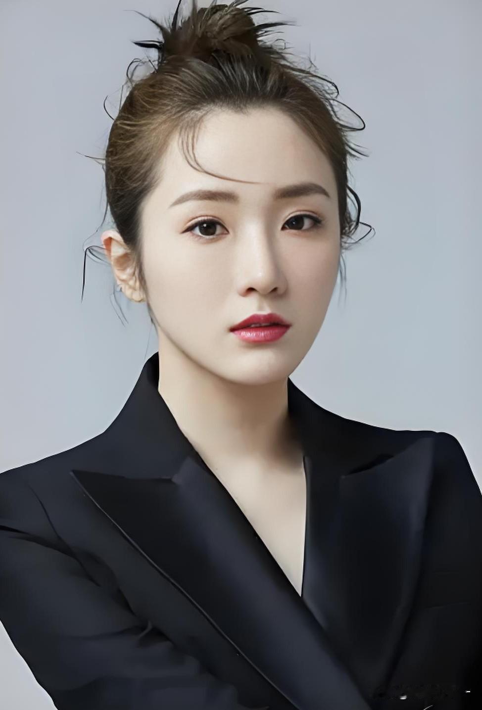 现在才知道，为啥张可盈能和那么多大咖演戏，不是因为她妈是张凯丽，而竟是她