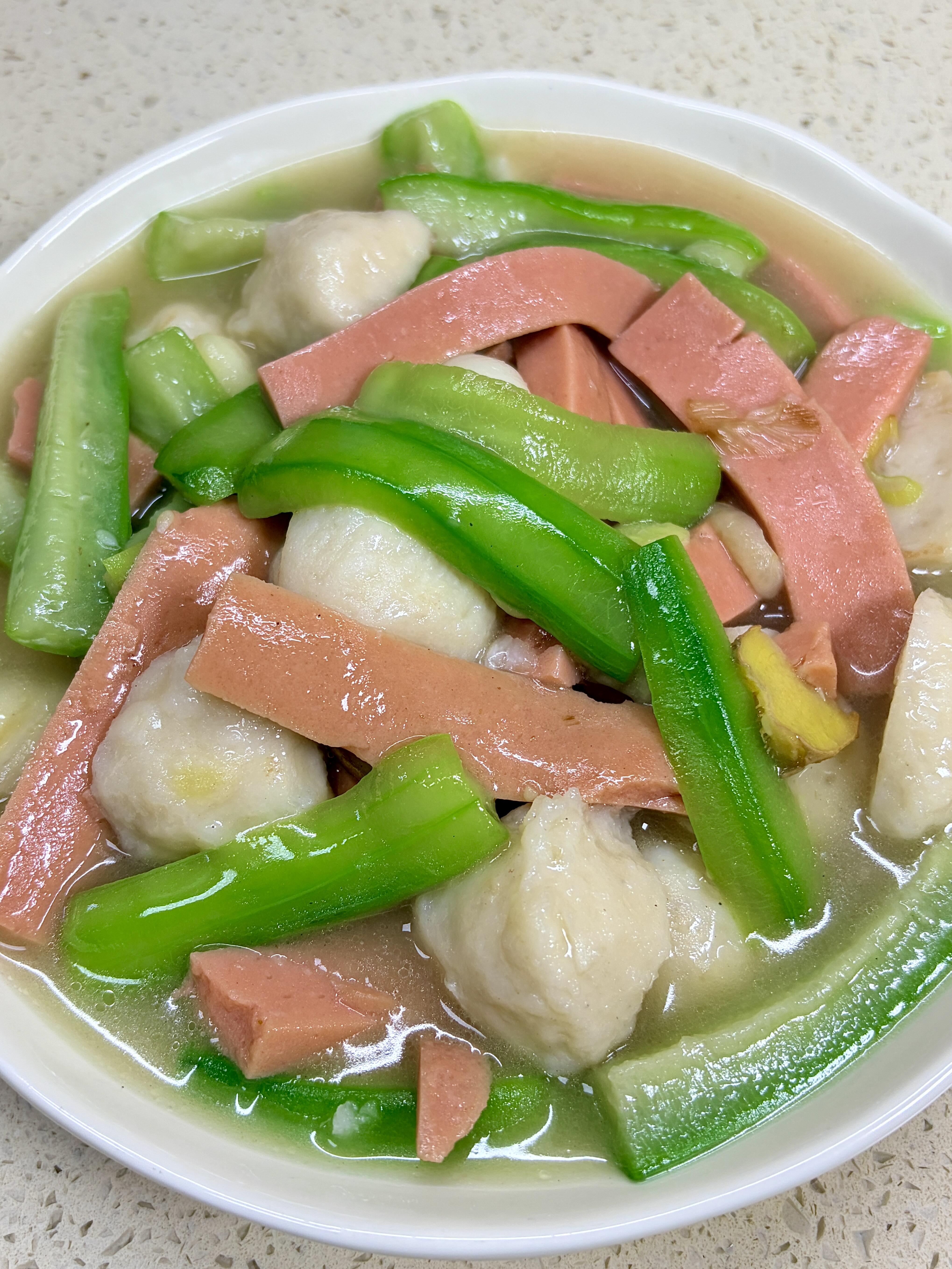 丝瓜烧丸子｜10分钟快手家常菜，鲜到舔盘夏天的家常硬菜，非这道丝瓜烧丸子莫属！