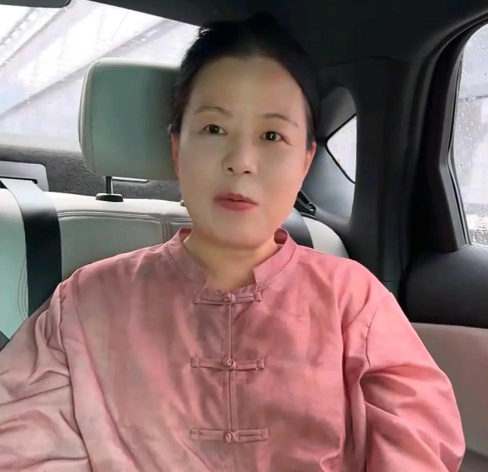 许妈姚爸又一次踏上了去往北京的列车，许妈说了，这几年每个月至少要坐一趟这个列车，