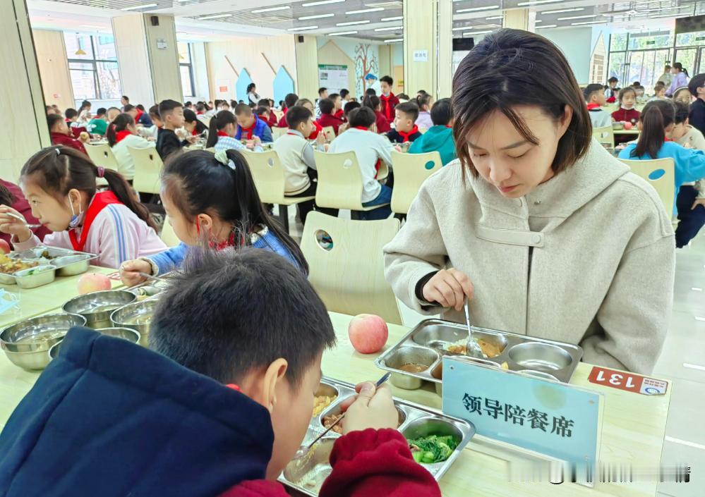 不知道为何那么多人对教师这个行业有意见，就连在学校吃个工作餐都有这么大的意见。有