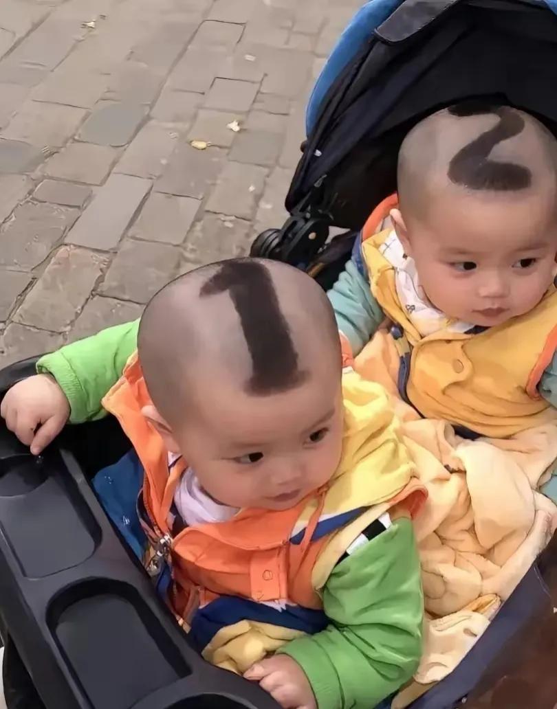夫妻俩生了一对双胞胎，两个娃娃长得一模一样，连做爸妈的夫妻俩都看不出来那个是老大