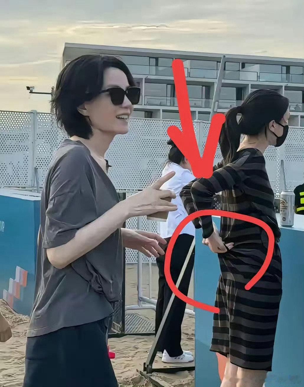 看到李嫣那张照片，说她买了一条连衣裙买大了，也没退也没扔，直接在腰上徒手打了个结就穿出来了。​​​