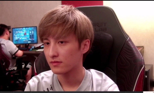 XinQ爆哥哥的嘴跟皮鞋一样硬，大家一起复盘时他绝对不会承认自己错了，但Ame清