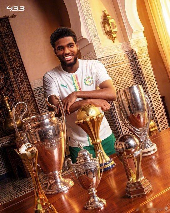 早上好！在大巴黎效力的17岁塞内加尔边锋姆巴耶职业生涯已经收获六个冠军：非洲杯、