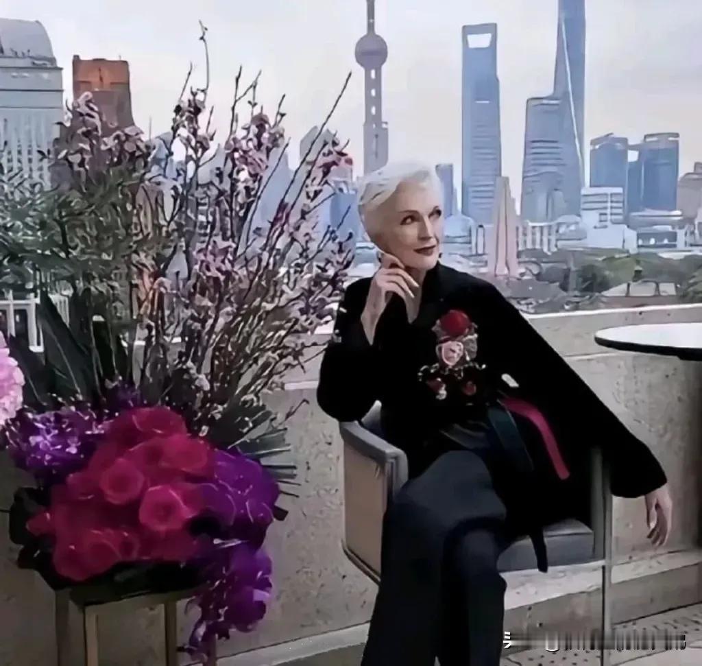 没钱又没用的社会边角料每天在互联网上说中国，而有钱的西方精英送妈妈来中国精品游