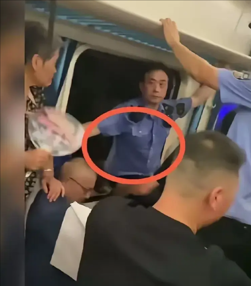 用身体挡住列车窗口的乘务员并没有错！砸列车窗户的乘客也没有错！K1373次列
