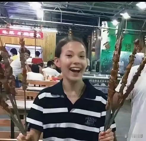 谷爱凌虽然是一个混血孩子，但是她有着一颗中国心，看她小时候有北京的画面，就知道她