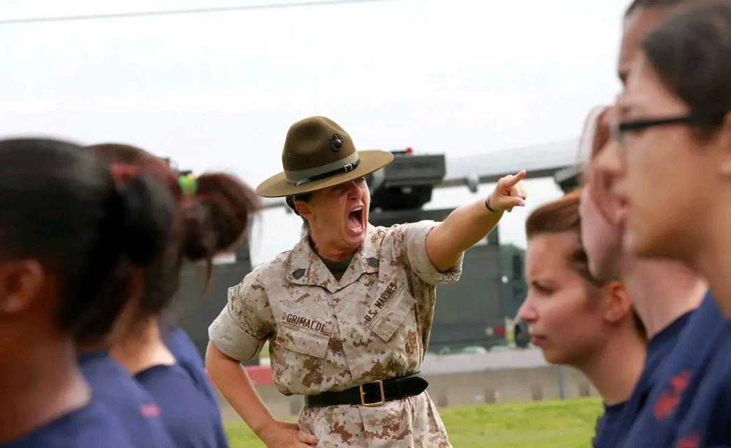 一位美国士兵迟到了五分钟，教官罚他站了2小时。罚站完后，教官问他：“你为什么