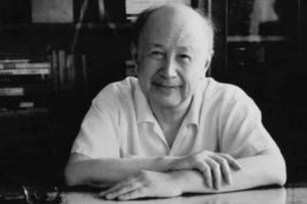 1964年冬夜，钱学森筷子尖悬在鸡肉上方半寸，突然厉喝：“别动！有苦杏仁味！”警