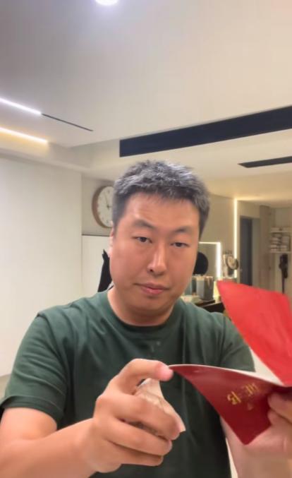 唉，刚刷到沈阳虐猫事件中的猫咖店老板发的视频，他撕毁了自己的户口本，毕业证书等一