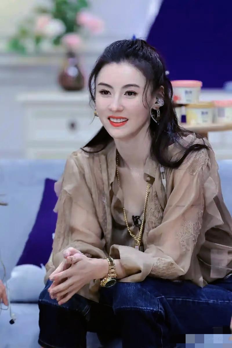 面对主持人“是否后悔当年照片风波与离婚”的尖锐提问,张柏芝含泪却坚定地摇头:“从