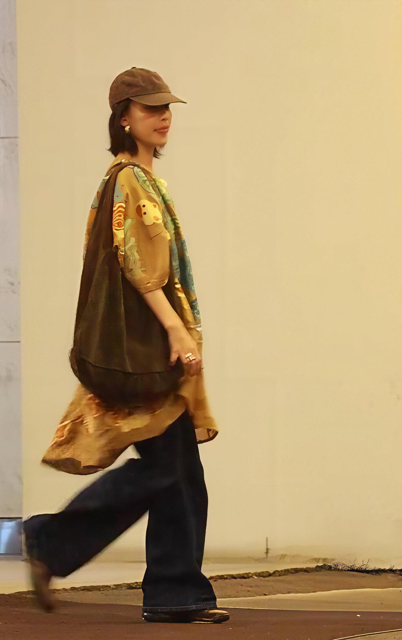 今天倪妮现身上海机场，她这次搭配的很有潇洒时尚风情，看起来特别的漂亮。倪妮上