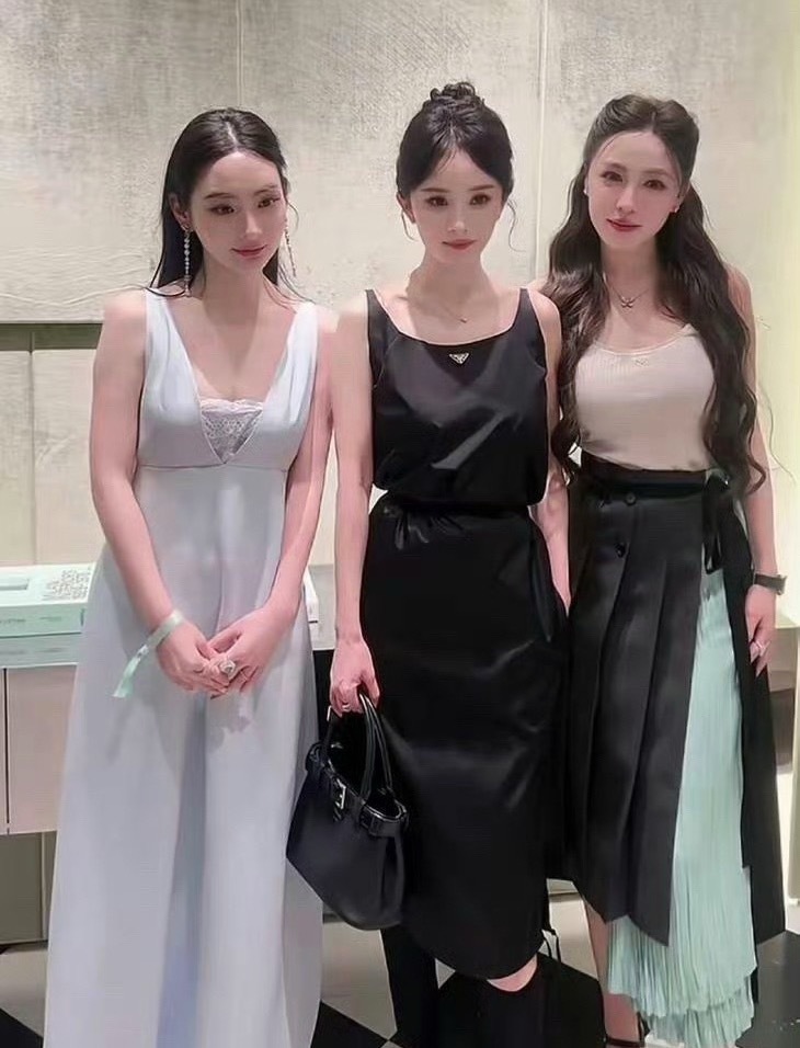 杨幂与素人合照，路人视角下的她好看吗？